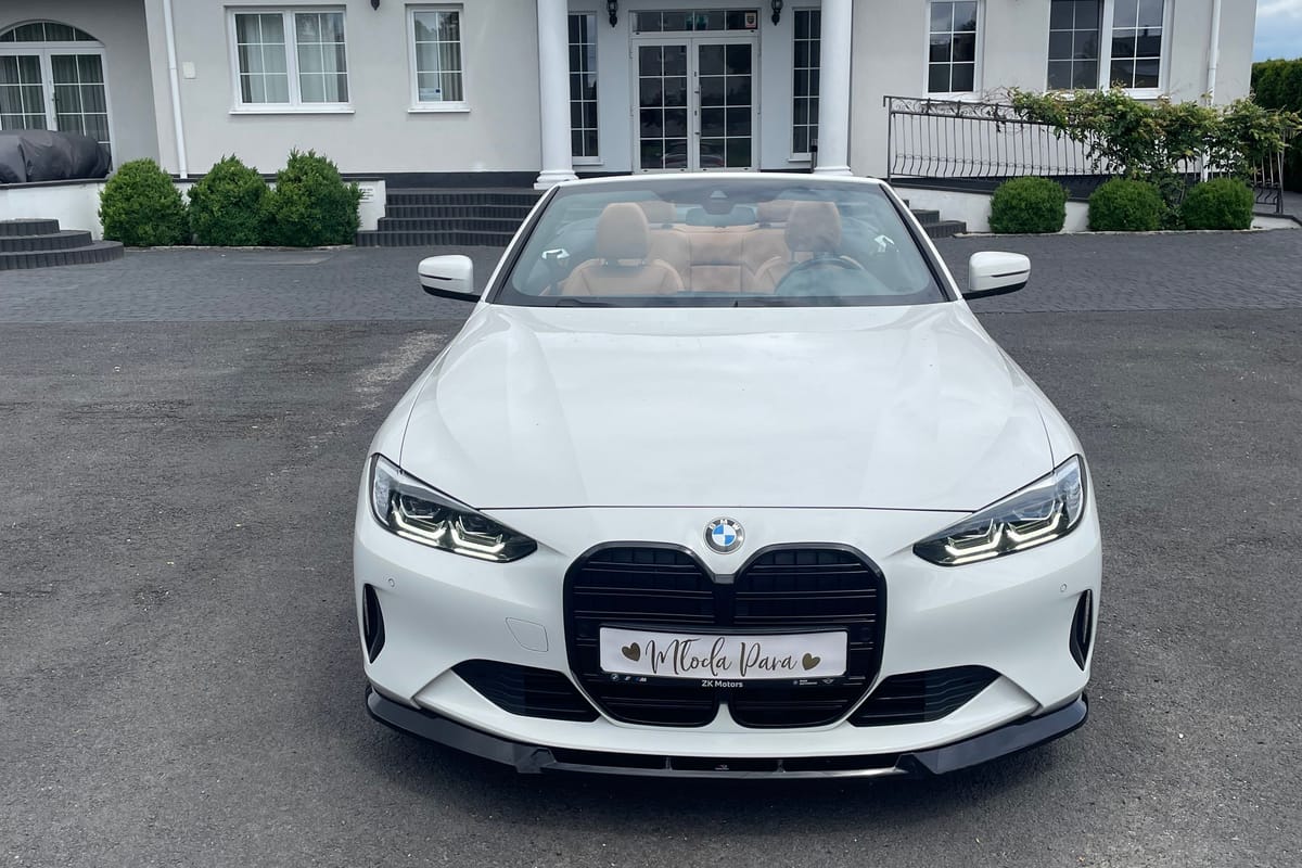 Białe BMW 4 Cabrio z dekoracją ślubną – widok z przodu