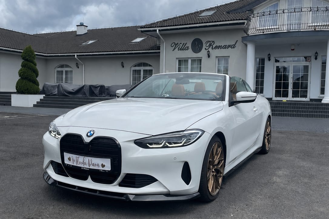 BMW 4 Cabrio przed willą weselną