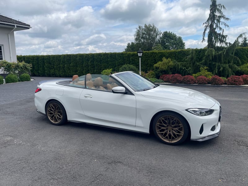 BMW 4 Cabrio G23 – białe auto ślubne z odkrytym dachem udekorowane kwiatami