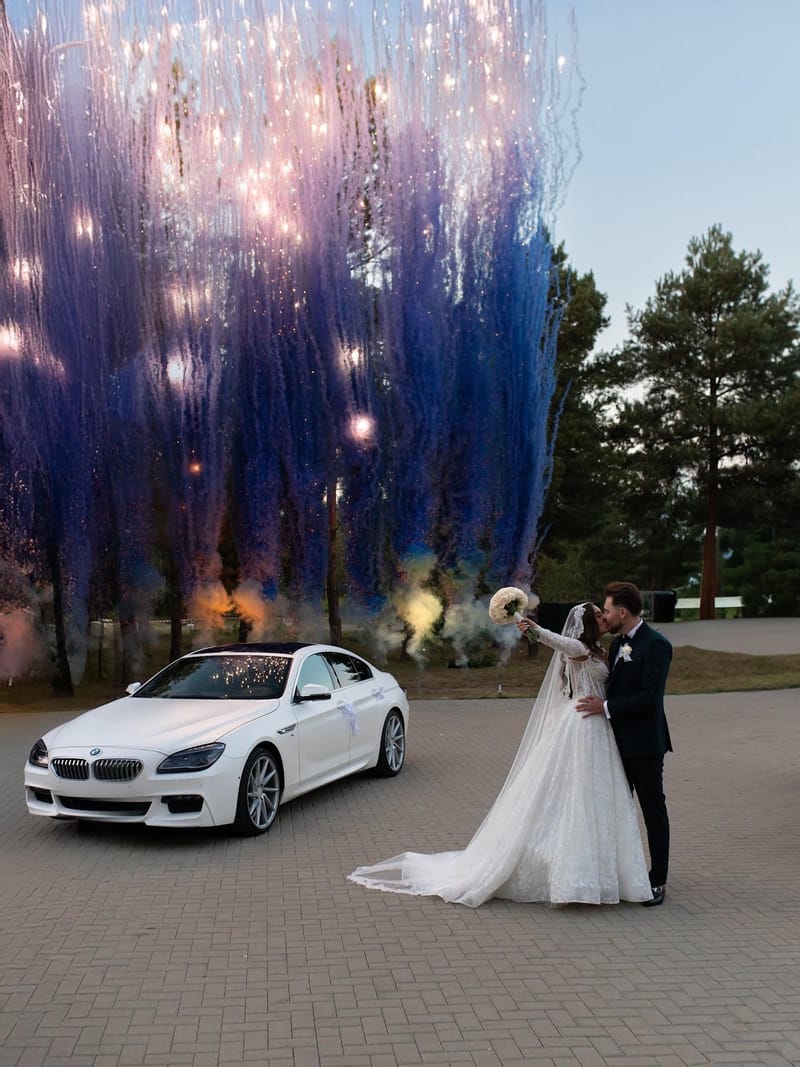 BMW 650i Gran Coupé i całująca się Para Młoda pod kurtyną fajerwerków